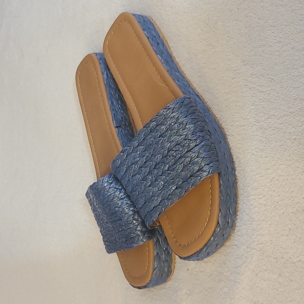 Shoes from universal thread